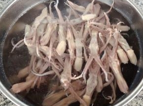 焯好水的鸭舌立即放入冷水中过凉后洗净沥干水份