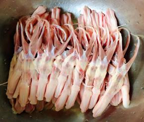 新鲜的鸭舌在清水中浸泡二十分钟