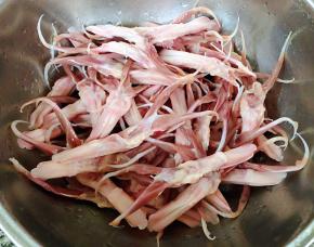 浸泡好的鸭舌洗净沥干水份