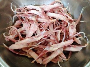 浸泡好的鸭舌洗净沥干水份