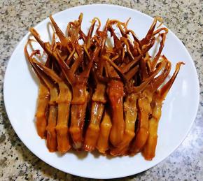 做好的鸭舌摆入盘中