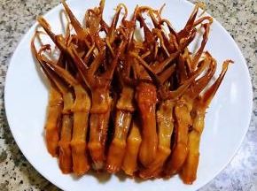 做好的鸭舌摆入盘中
