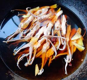 放入调味料一品鲜酱油、蚝油、糖大火卤起来