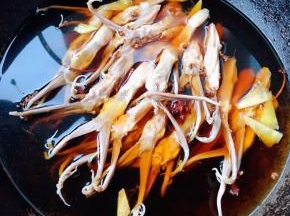 放入调味料一品鲜酱油、蚝油、糖大火卤起来