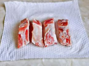 用厨房用纸擦干净。