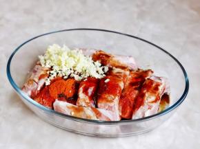 再加入切好的蒜末。