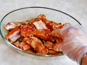 戴上食品手套，抓拌均匀。