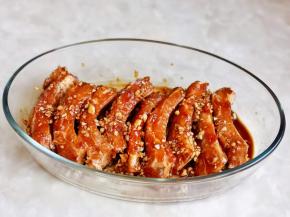 盖上盖子腌制3小时左右，也可以早上腌制好放入冰箱冷藏，下班取出来再烤。