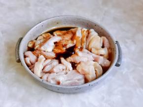 放入器具中，加入生抽，料酒，蚝油。