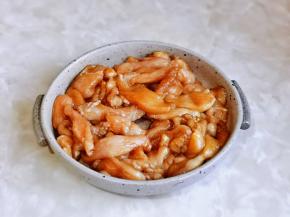 戴上食品手套，抓拌均匀，腌制20分钟以上。