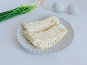 选择手擀面来做味道更佳。