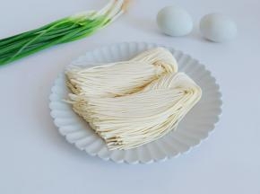 选择手擀面来做味道更佳。