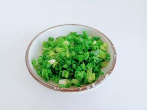 小香葱切成小丁。