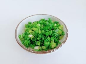 小香葱切成小丁。