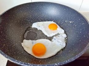 锅里放少许油，油热放入鸭蛋。