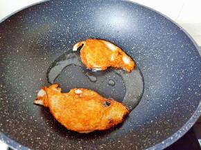 鸭蛋煎至两面微黄起锅。