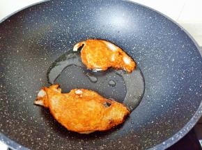 鸭蛋煎至两面微黄起锅。