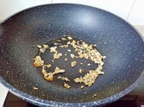 热锅凉油，放入蒜泥爆香。