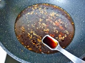 锅里加入调味料。