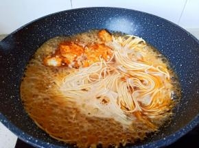 再次放入手擀面。