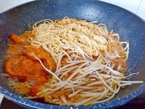 放绿豆芽一起焖煮五分钟。