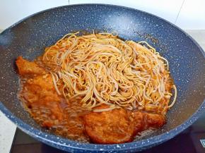 焖煮到汤汁收的差不多时。