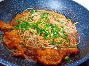 撒一把葱花翻拌均匀即可关火了！