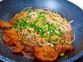 撒一把葱花翻拌均匀即可关火了！