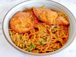 荷包蛋浸泡了汤汁，吃起来更加带劲。