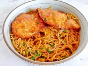 荷包蛋浸泡了汤汁，吃起来更加带劲。