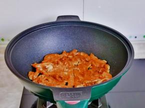 腌制好的鸡肉条，倒入锅中。