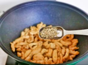 加入孜然粒，孜然粉也可以，根据个人喜欢来。