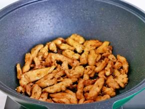 快速翻炒均匀关火。