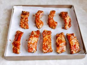 腌制好的肋条摆放在垫好油纸的烤盘中。（腌制的料汁留着哈）