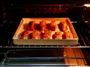 入烤箱中层，上下195度烤20分钟，可以加盖一张油纸。