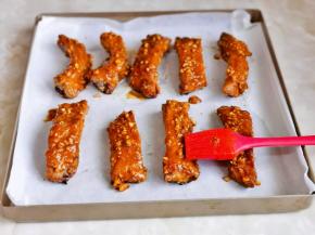 20分钟后取出刷上留下的料汁，再刷上蜂蜜。