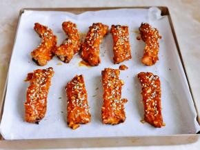 撒上孜然粒，白芝麻，入烤箱上下195度再看15分钟。