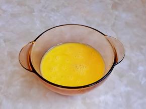 加入料酒，用筷子充分打散。