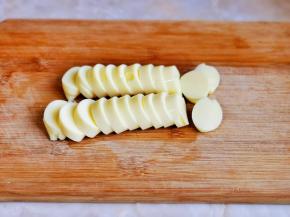 再切均匀的片状。