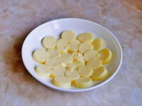 切好的豆腐摆放在盘中。