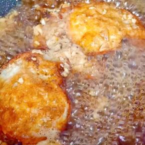 放入荷包蛋焖煮2分钟。