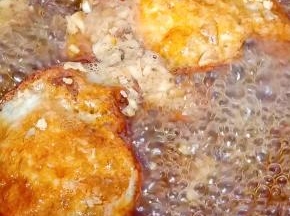 放入荷包蛋焖煮2分钟。