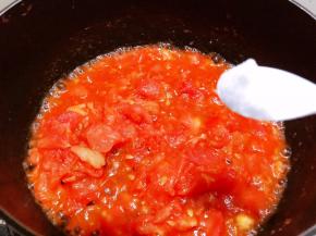 加入盐，翻炒出汤汁后加入清水