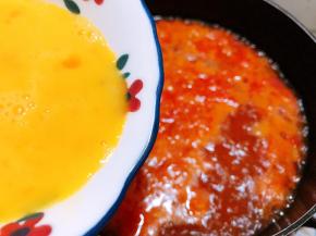 汤煮开后转小火淋入鸡蛋液，一边淋一边用筷子轻轻搅拌