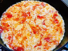 转中火沸腾后关火，喜欢葱的可以撒上葱花，我们不喜欢就没添加