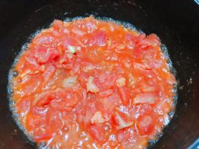 锅里加入少许植物油，油热后倒入西红柿