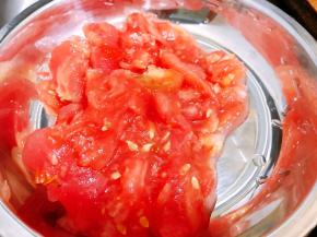 剥去外皮的西红柿用刀切碎