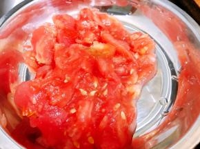 剥去外皮的西红柿用刀切碎