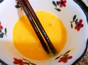 鸡蛋磕入碗里用筷子打散