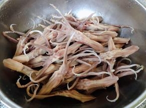 焯好水的鸭舌立即放入冷水中过凉后洗净沥干水份